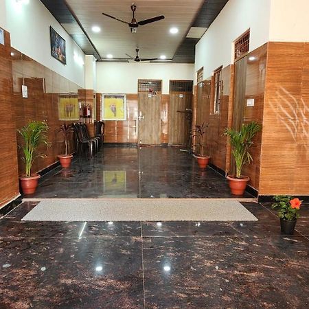 Shree Radha Rani Dham, Near Iskcon And Prem Mandir Hotel Vrindavan Bagian luar foto