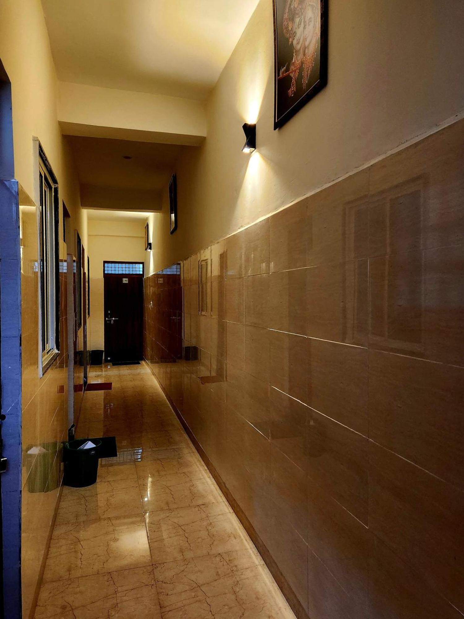 Shree Radha Rani Dham, Near Iskcon And Prem Mandir Hotel Vrindavan Bagian luar foto